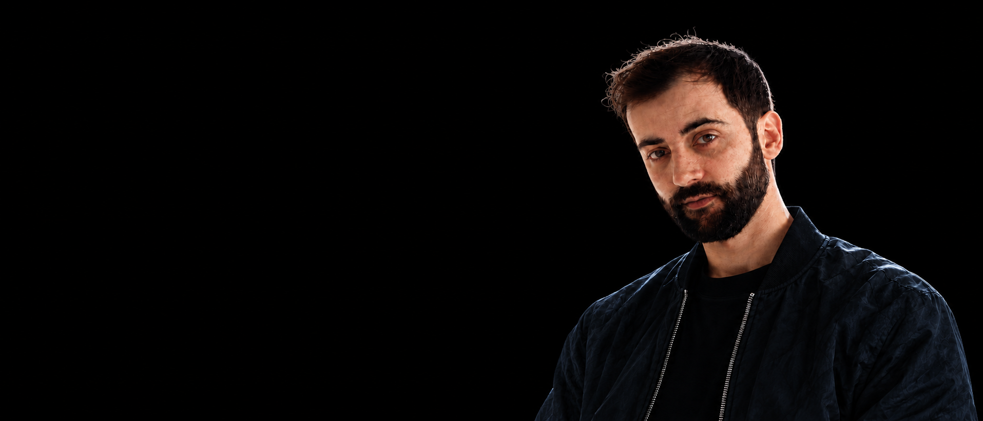 Siyah ceketli Çaçan Beats portresi